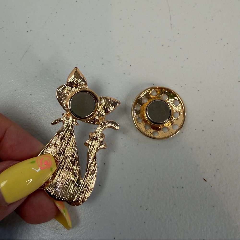 Kitschy Cat Lady Old Tone Enamel Magnetic Brooch Costume Jewelry Cats vintage ? - Picture 4 of 6